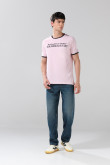 Camiseta rosada college manga corta con contrastes negros
