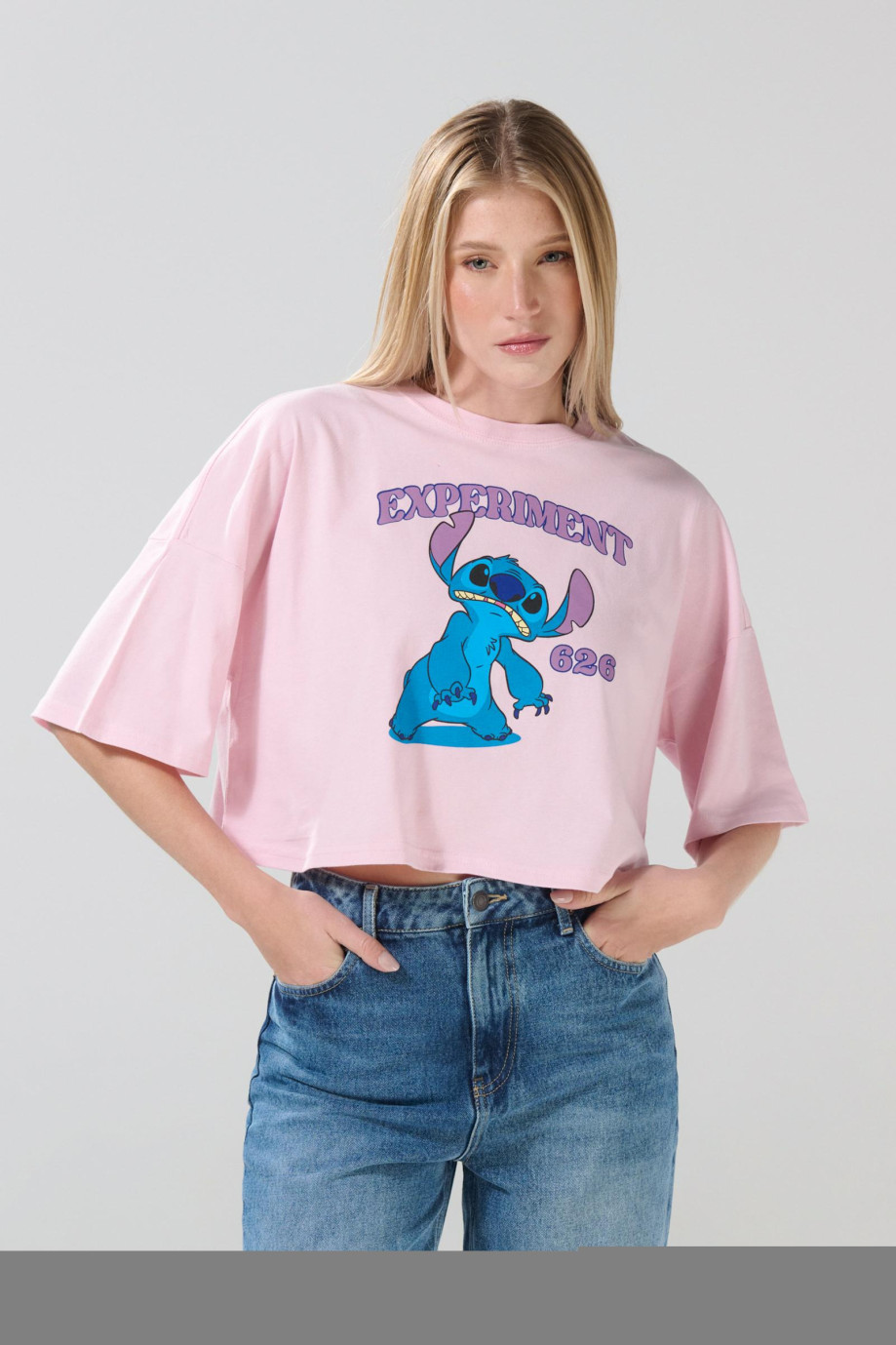 Camiseta rosada oversize crop top con arte de Lilo y Stitch
