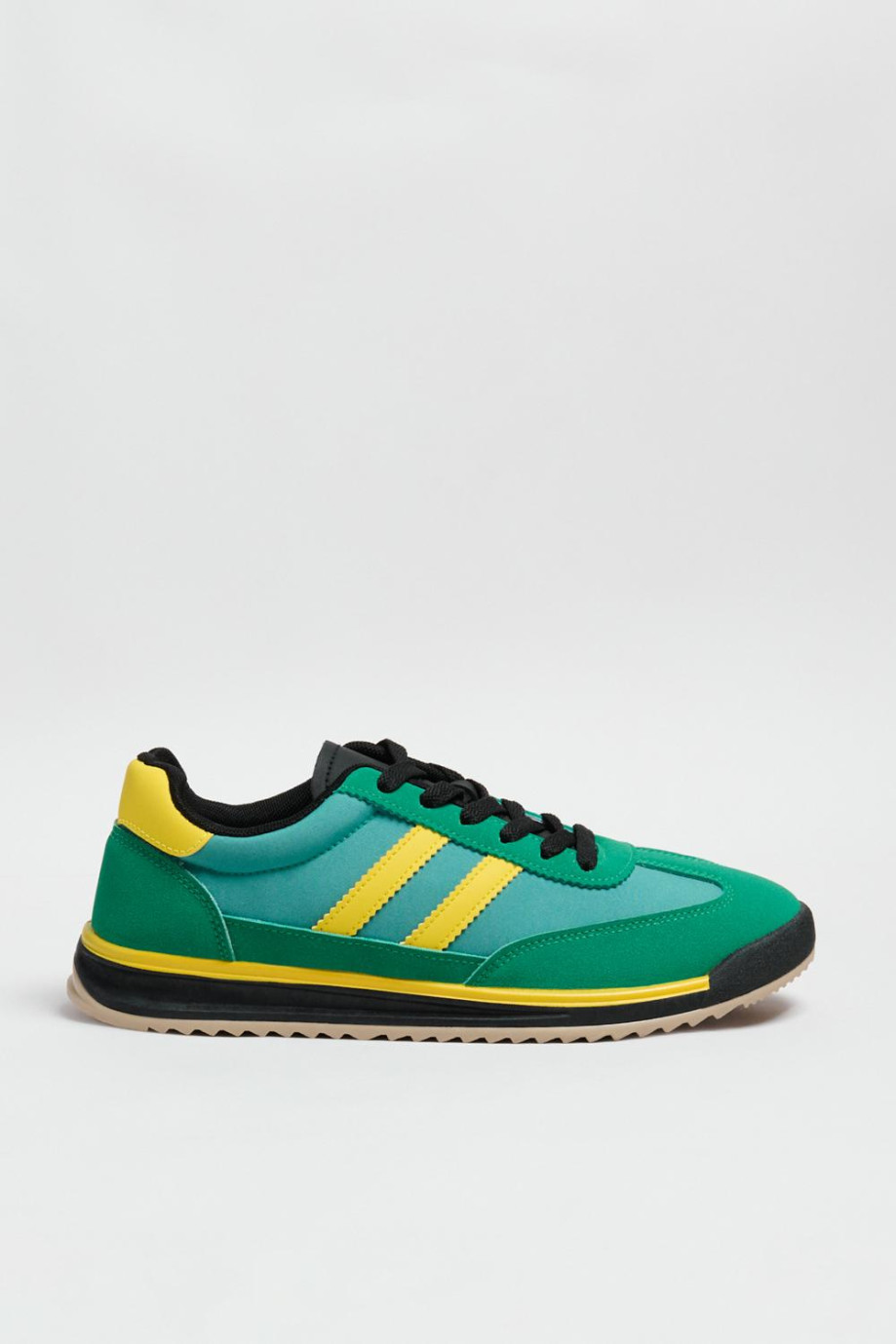 Tenis casuales verdes con suelas planas y contrastes