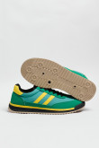 Tenis casuales verdes con suelas planas y contrastes
