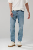 Jean azul claro slim con desgastes ligeros y tiro bajo