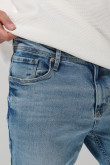 Jean azul claro slim con desgastes ligeros y tiro bajo