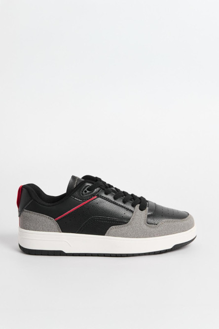 Zapatillas suela skate, en contraste de materiales.