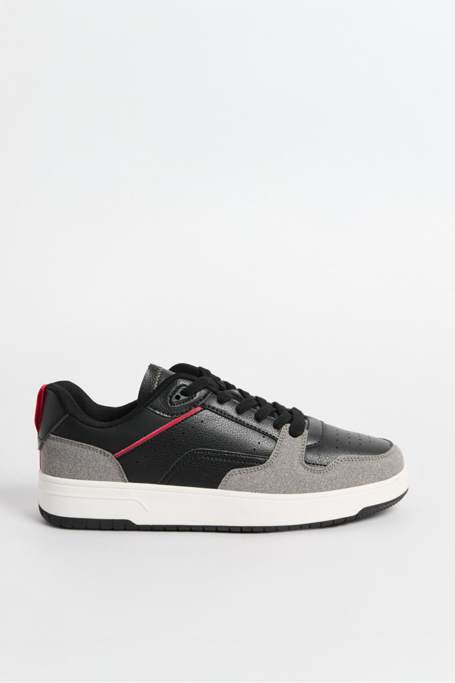 Zapatillas suela skate, en contraste de materiales.