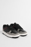 Zapatillas suela skate, en contraste de materiales.