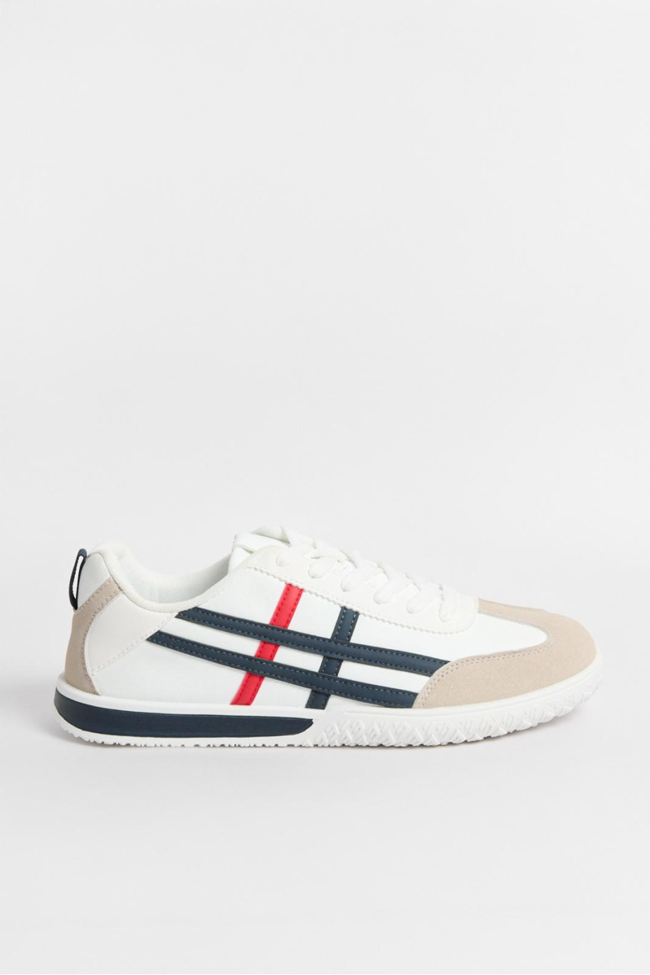 Zapatillas de estilo clásico, suela baja de perfil bajo.