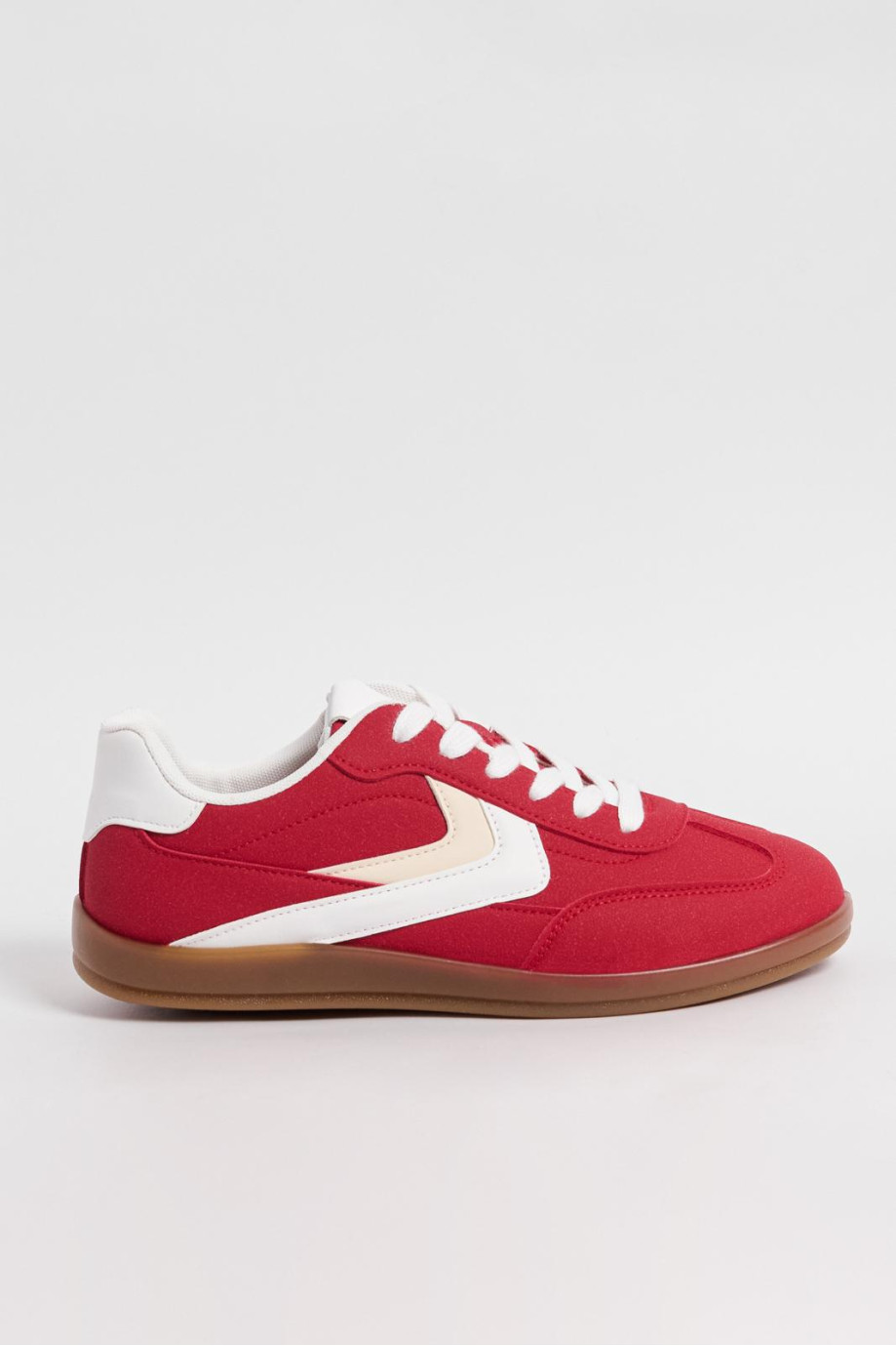 Tenis casuales unicolores con suelas planas en caucho