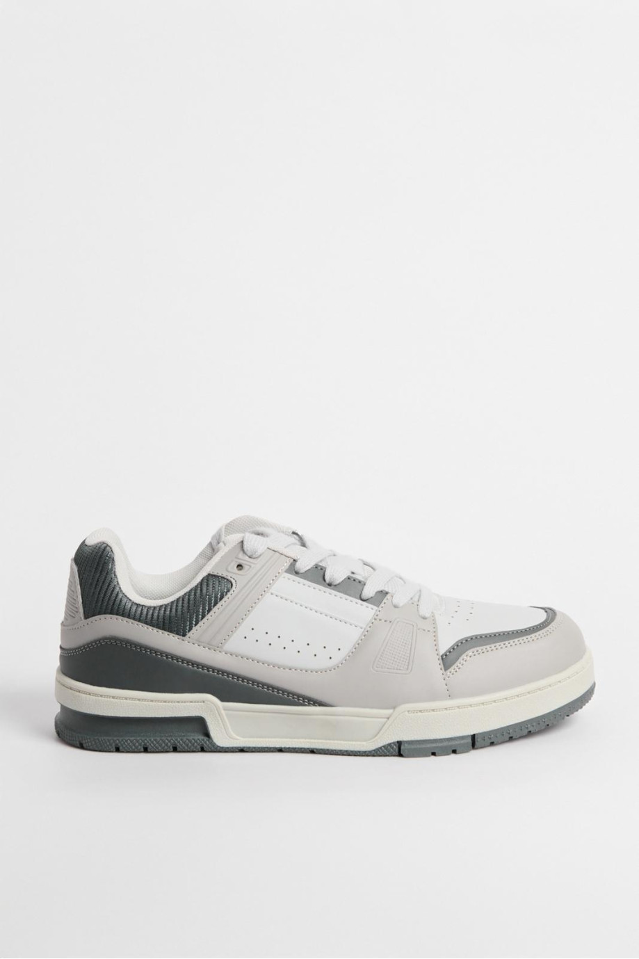 Zapatillas de estilo Skate, suela y cuerpo en combinacion de color y material.