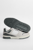 Zapatillas de estilo Skate, suela y cuerpo en combinacion de color y material.