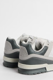 Zapatillas de estilo Skate, suela y cuerpo en combinacion de color y material.