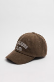 Gorra beisbolera color café con refuerzo, sistema de cierre plástico y con bordado de "Wellness Club".
