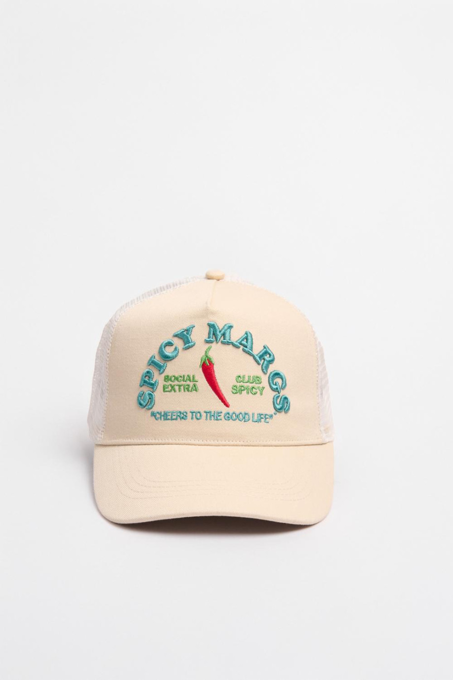 Cachucha trucker con refuerzo, cierre plástico y en color crema con bordado aplique "Spicy Margs".