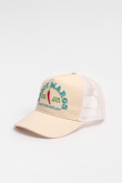 Cachucha trucker con refuerzo, cierre plástico y en color crema con bordado aplique "Spicy Margs".