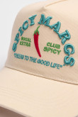 Cachucha trucker con refuerzo, cierre plástico y en color crema con bordado aplique "Spicy Margs".