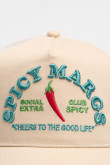 Cachucha trucker con refuerzo, cierre plástico y en color crema con bordado aplique "Spicy Margs".