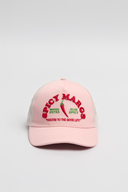 Cachucha trucker con refuerzo, cierre plástico y en color rosado con bordado aplique "Spicy Margs".