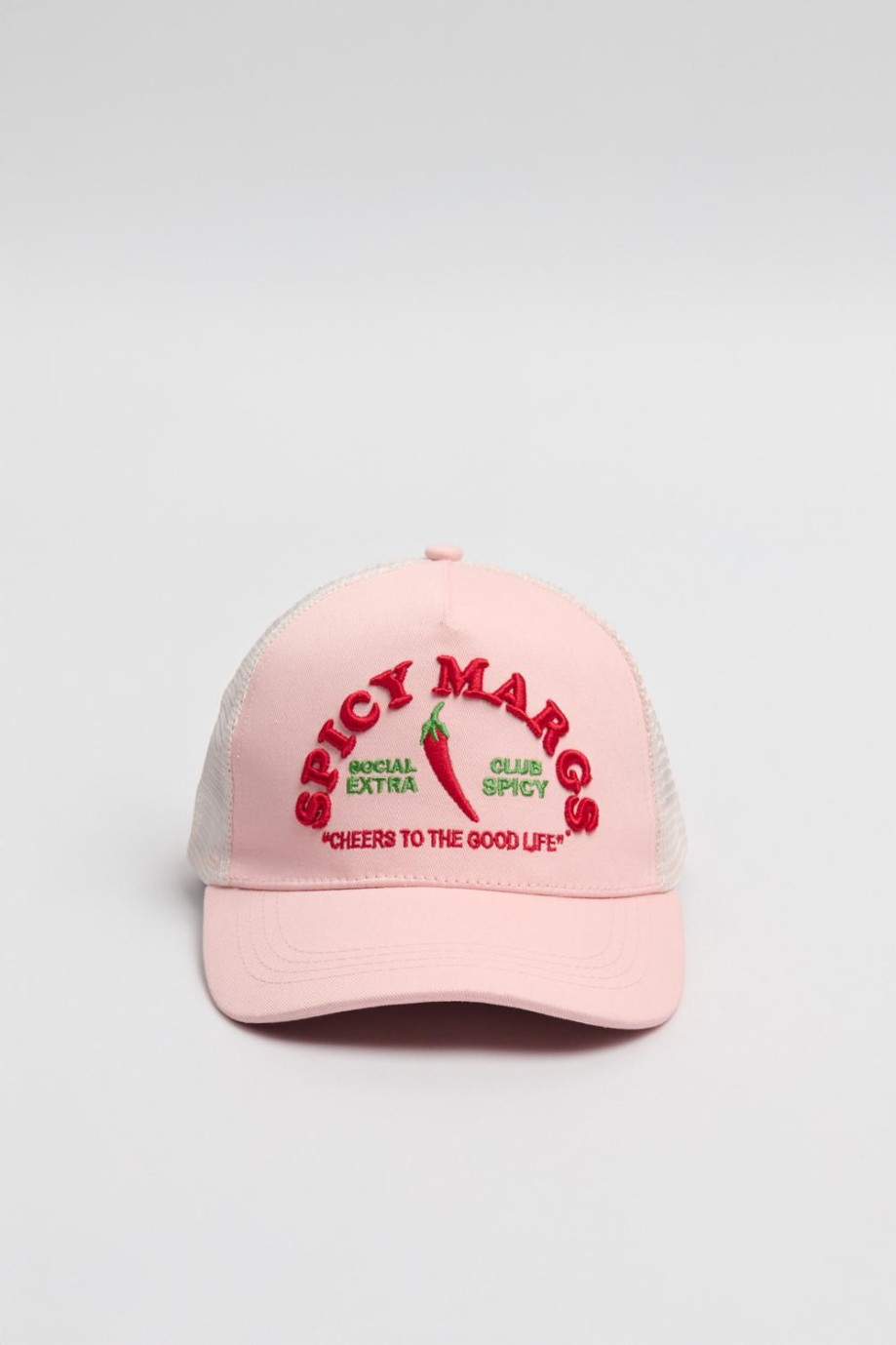 Cachucha trucker con refuerzo, cierre plástico y en color rosado con bordado aplique "Spicy Margs".