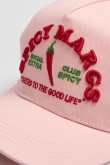 Cachucha trucker con refuerzo, cierre plástico y en color rosado con bordado aplique "Spicy Margs".