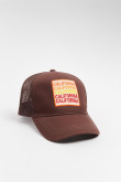 Cachucha trucker importada color café con refuerzo, sistema de cierre trabilla y con bordado de "California".