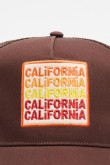 Cachucha trucker importada color café con refuerzo, sistema de cierre trabilla y con bordado de "California".