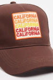 Cachucha trucker importada color café con refuerzo, sistema de cierre trabilla y con bordado de "California".