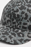 Cachucha beisbolera sin refuerzo, cierre trabilla y en color gris lavado con animal print .