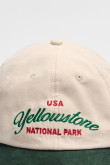 Gorra beisbolera color crema sin refuerzo, sistema de cierre plástico y con bordado de "Dos Senderos".