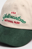 Gorra beisbolera color crema sin refuerzo, sistema de cierre plástico y con bordado de "Dos Senderos".