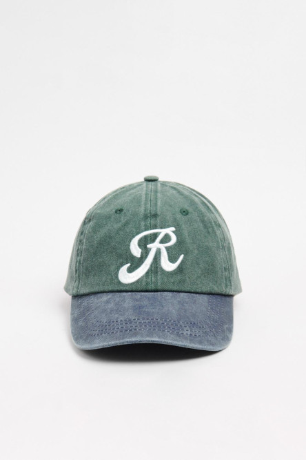 Gorra beisbolera color verde sin refuerzo, sistema de cierre trabilla y con bordado de "R".