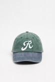 Gorra beisbolera color verde sin refuerzo, sistema de cierre trabilla y con bordado de "R".