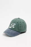 Gorra beisbolera color verde sin refuerzo, sistema de cierre trabilla y con bordado de "R".