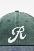 Gorra beisbolera color verde sin refuerzo, sistema de cierre trabilla y con bordado de "R".