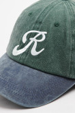Gorra beisbolera color verde sin refuerzo, sistema de cierre trabilla y con bordado de "R".