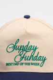 Cachucha beisbolera con refuerzo, cierre plástico y en color crema con bordado aplique "Sunday Funday".