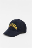 Gorra beisbolera en color azul, con refuerzo, cierre plástico y aplique bordado "California".