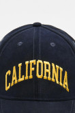 Gorra beisbolera en color azul, con refuerzo, cierre plástico y aplique bordado "California".