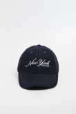 Gorra beisbolera en color azul, con refuerzo, cierre plástico y aplique bordado "New York".