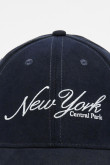 Gorra beisbolera en color azul, con refuerzo, cierre plástico y aplique bordado "New York".