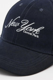 Gorra beisbolera en color azul, con refuerzo, cierre plástico y aplique bordado "New York".