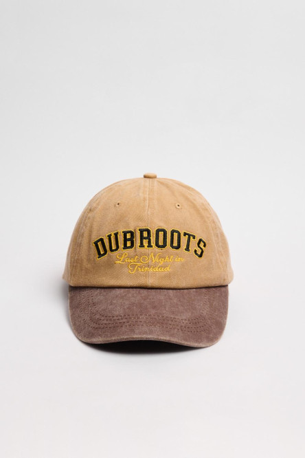 Gorra beisbolera color café sin refuerzo, sistema de cierre plástico y con bordado de "Dub Roots".