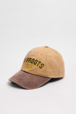 Gorra beisbolera color café sin refuerzo, sistema de cierre plástico y con bordado de "Dub Roots".