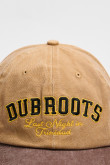 Gorra beisbolera color café sin refuerzo, sistema de cierre plástico y con bordado de "Dub Roots".
