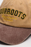 Gorra beisbolera color café sin refuerzo, sistema de cierre plástico y con bordado de "Dub Roots".