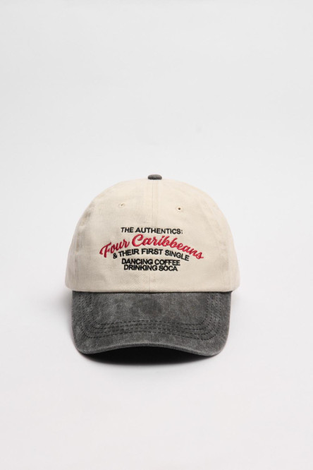 Gorra beisbolera color crema sin refuerzo, sistema de cierre trabilla y con bordado de "The Authentics: Four Caribbeans".