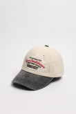 Gorra beisbolera color crema sin refuerzo, sistema de cierre trabilla y con bordado de "The Authentics: Four Caribbeans".