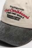 Gorra beisbolera color crema sin refuerzo, sistema de cierre trabilla y con bordado de "The Authentics: Four Caribbeans".