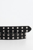 Cinturón femenino, unicolor con apliques y hebilla metálica.