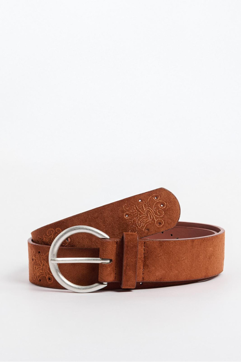 Cinturón femenino, unicolor con diseño, textura y hebilla metálica.