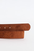 Cinturón femenino, unicolor con diseño, textura y hebilla metálica.
