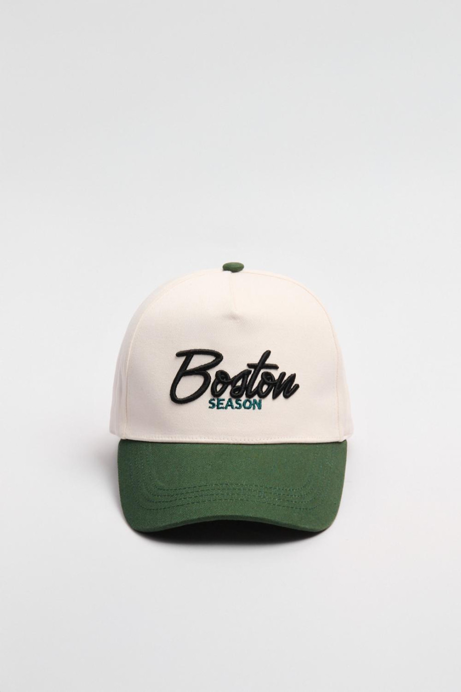 Gorra Tucker color negro + lavado con bordado "cabeza de Animal".